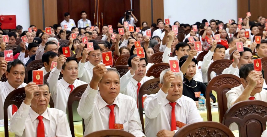 Các đại biểu biểu quyết thông qua Quy chế làm việc và Nội quy của Đại hội. Đại hội Đảng bộ xã Yên Bình lần thứ I nhiệm kỳ 2025-2030: Khởi đầu cho bước phát triển đột phá