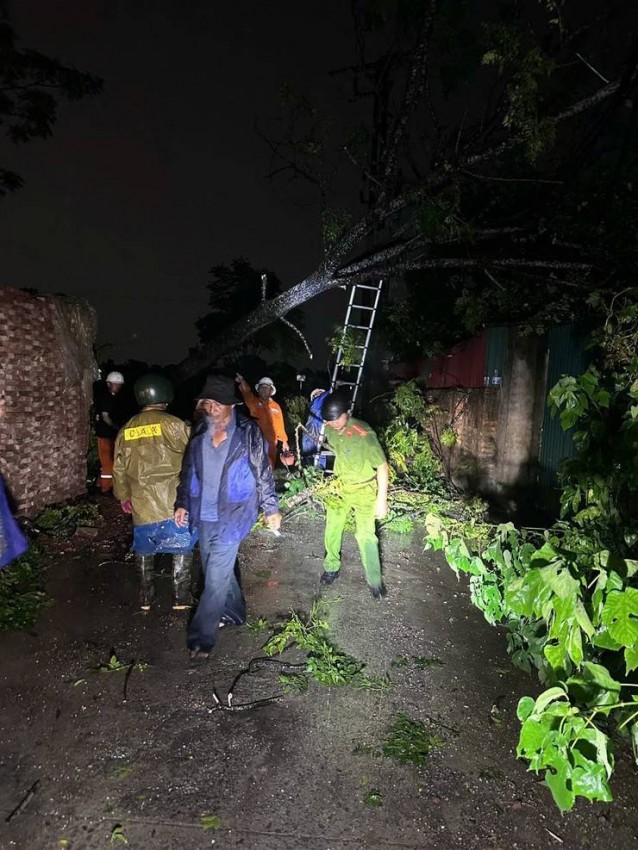    Lực lượng dân quân tự vệ, công an xã, lực lượng an ninh cơ sở và các đoàn thể chính trị xã hội đã được huy động, phối hợp chặt chẽ, chia thành nhiều tổ công tác hỗ trợ nhân dân dọn dẹp cây cối đổ, lợp lại mái tôn, khơi thông dòng chảy, thu dọn đất đá và vật cản trên các tuyến đường giao thông nông thôn, đảm bảo an toàn đi lại cho người dân.