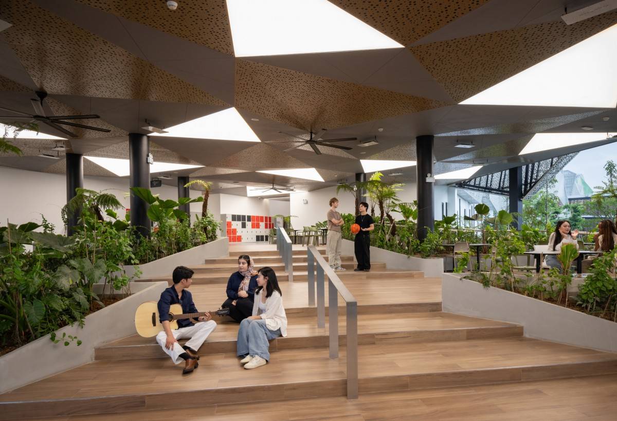 Sinh viên cần một môi trường an toàn, ổn định để thực hiện ước mơ du học.