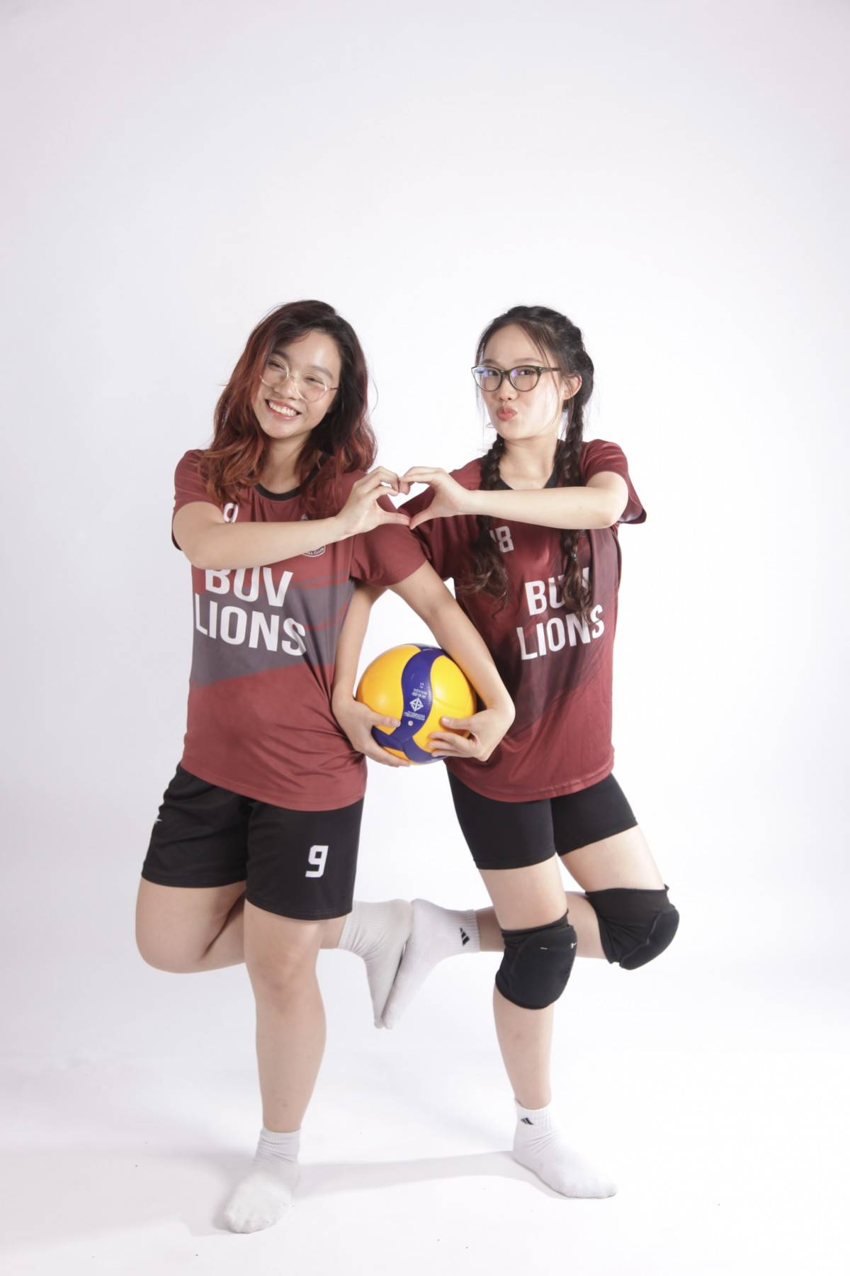 Đôi bạn Hà Linh (trái) và Thùy Linh (phải) “săn” học bổng Anh Quốc thành công sau khi theo học tại BUV.