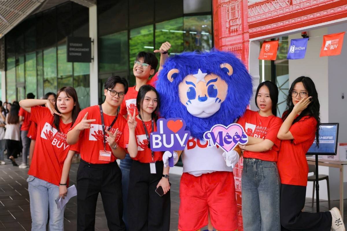 Vĩnh Phúc (hàng thứ 2 trên cùng) nhận định môi trường đại học phù hợp mới là bàn đạp để trưởng thành.