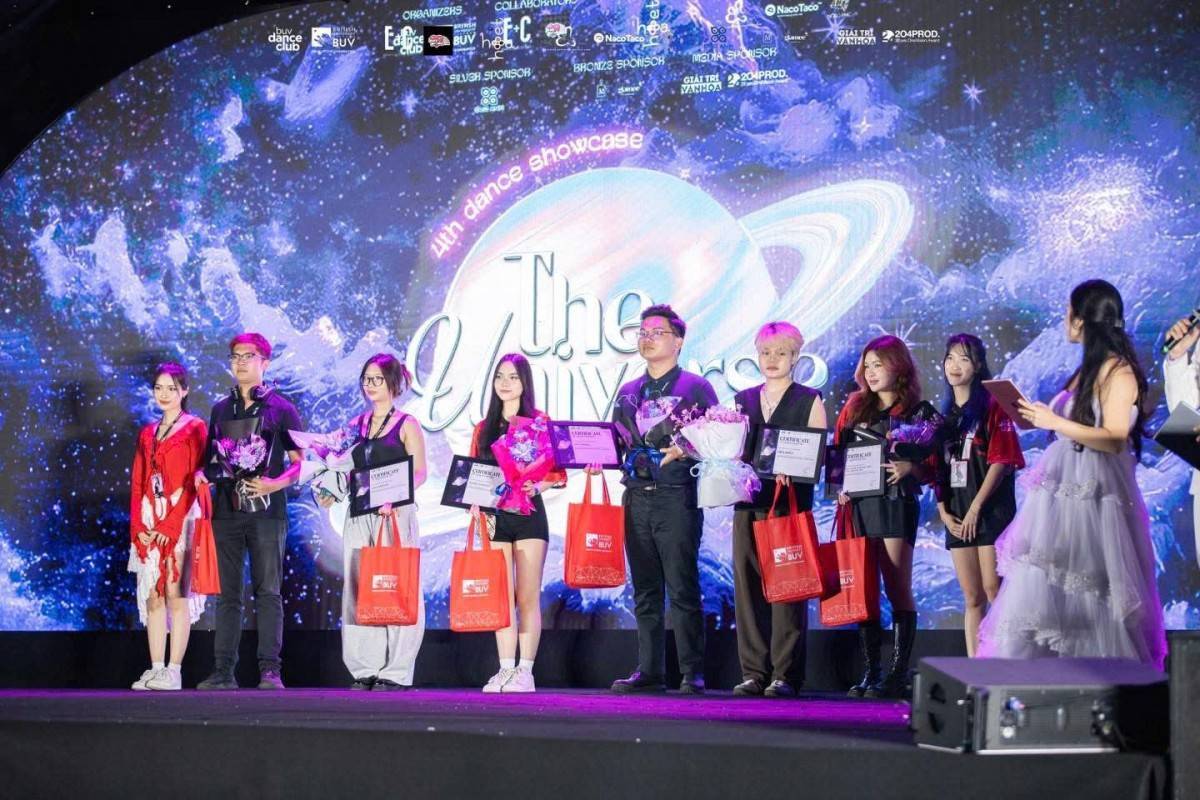 Hồng Nhung (thứ 3 từ trái qua) năng nổ tham gia các hoạt động câu lạc bộ nghệ thuật và ngoại khóa của trường.