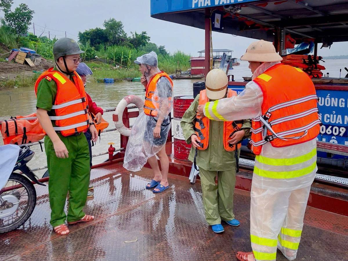 Hà Nội: Kiểm tra công tác ứng phó với bão Wipha trên sông Hồng