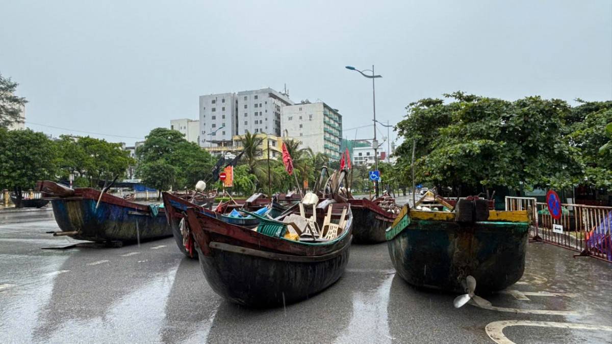 Ngư dân phường Sầm Sơn (Thanh Hóa) tâpk kết thuyền bè trên bờ