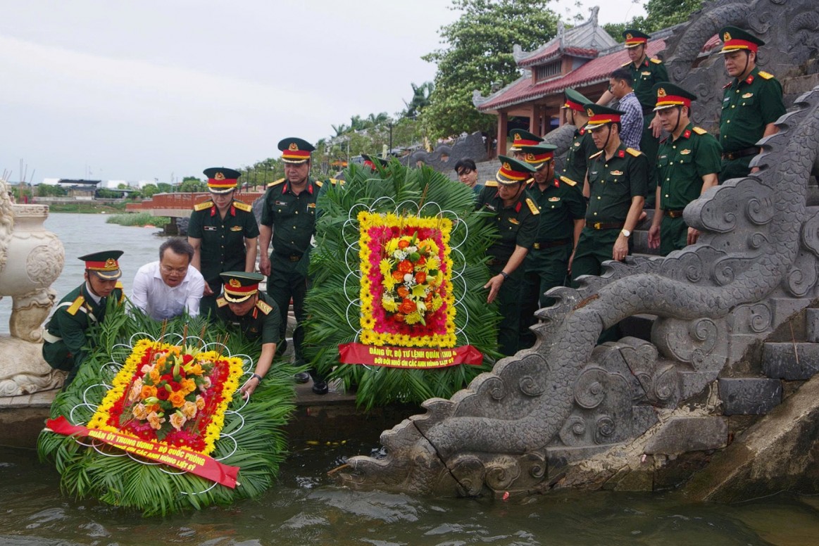 Lãnh đạo Bộ Quốc phòng dâng hương tri ân các anh hùng liệt sĩ tại Quảng Trị
