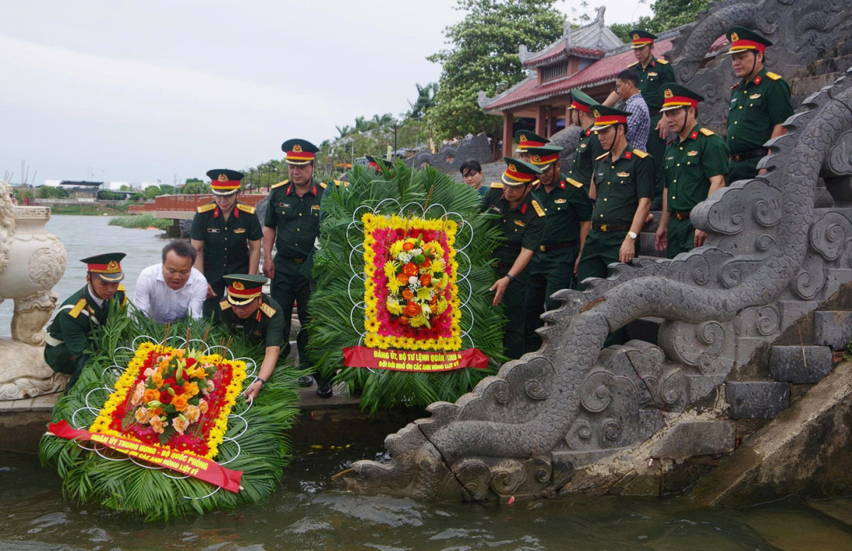 Lãnh đạo Bộ Quốc phòng dâng hương tri ân các anh hùng liệt sĩ tại Quảng Trị