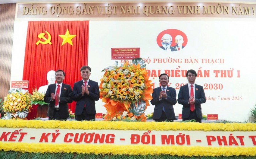 Thường trực Ban Bí thư Trần Cẩm Tú tặng lẵng hoa chúc mừng Đại hội