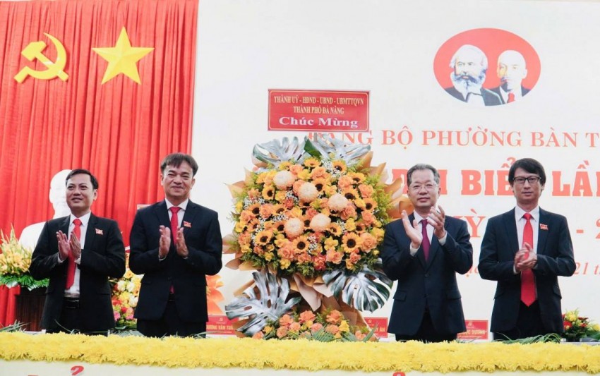 Bí thư Thành ủy Đà Nẵng Nguyễn Văn Quảng tặng lẵng hoa chúc mừng Đại hội