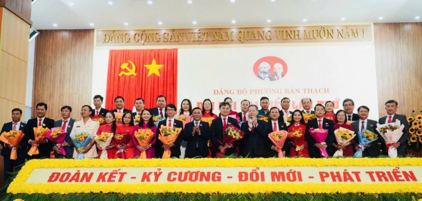 Thường trực Ban Bí thư Trần Cẩm Tú và Bí thư Thành ủy Nguyễn Văn Quảng tặng hoa chúc mừng Ban chấp hành Đảng bộ phường Bàn Thạch, nhiệm kỳ 2025 – 2030