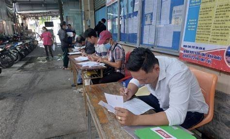 Người lao động nộp hồ sơ trợ cấp thất nghiệp