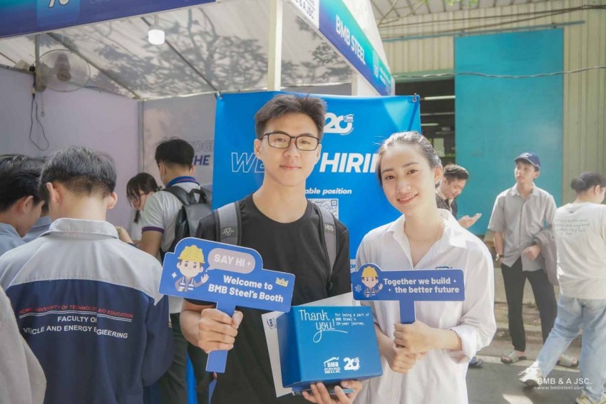 Sinh viên tham gia ngày hội việc làm tại trường ĐH, CĐ