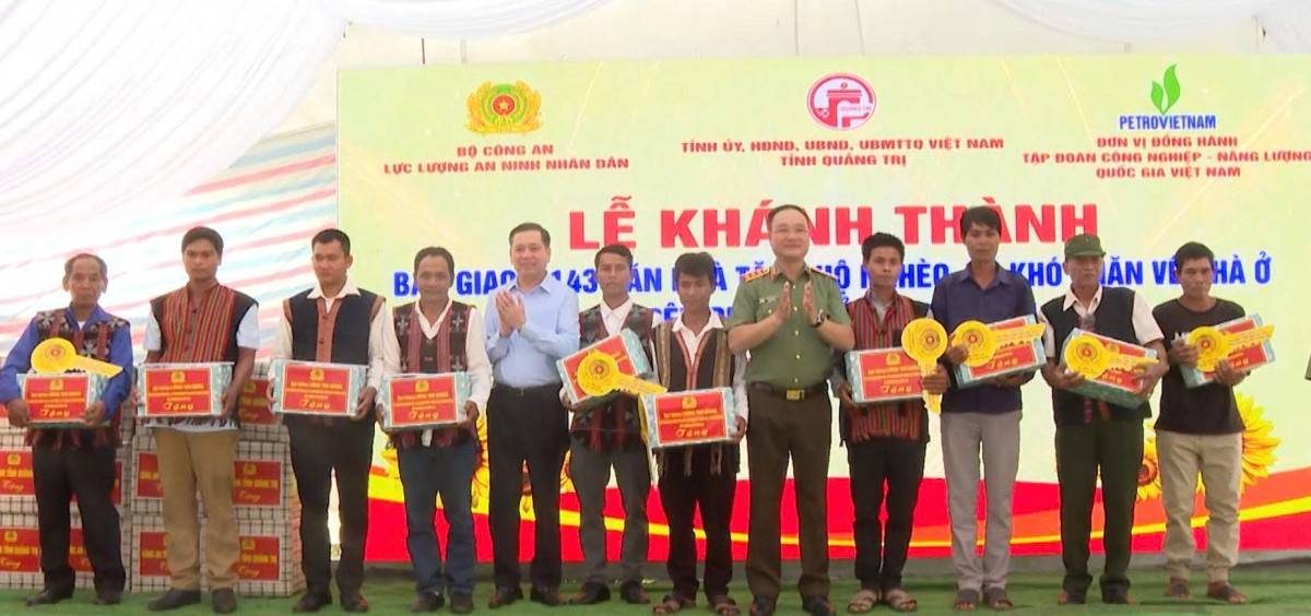 Khánh thành và bàn giao 1.143 căn nhà tình nghĩa đến với đồng bào phía Nam Quảng Trị Khánh thành và bàn giao 1.143 căn nhà tình nghĩa đến với đồng bào phía Nam Quảng Trị
