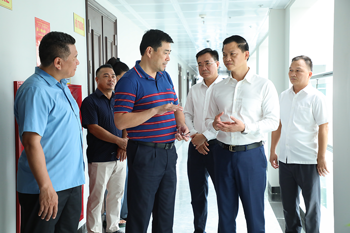 Chủ tịch UBND tỉnh Bắc Ninh kiểm tra điều kiện làm việc của cán bộ, công chức