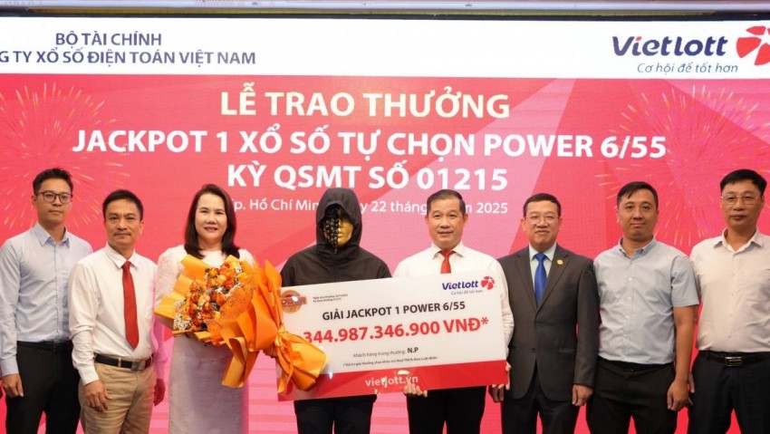Vietlott trao giải Jackpot trị giá hơn 344 tỷ đồng. Vietlott trao giải Jackpot trị giá hơn 344 tỷ đồng.