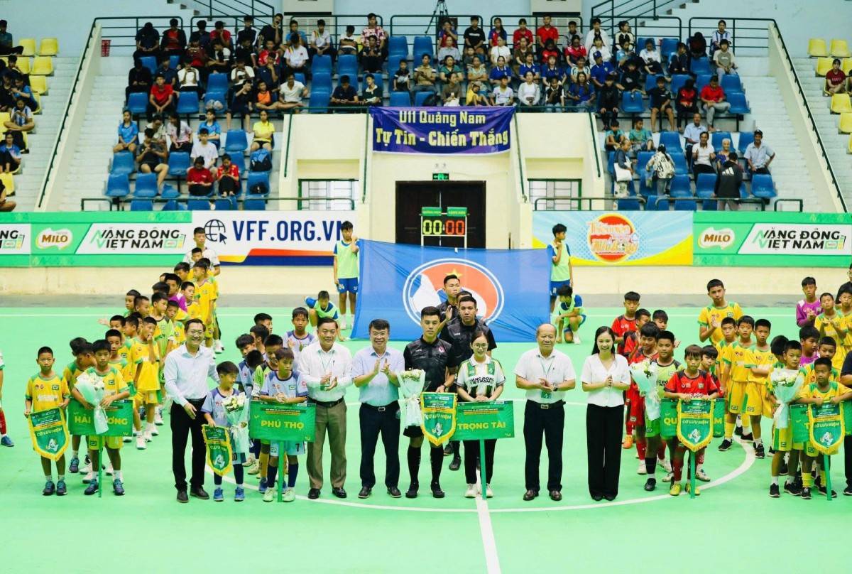 Trao kỷ niệm chương cho các đội tham dự.