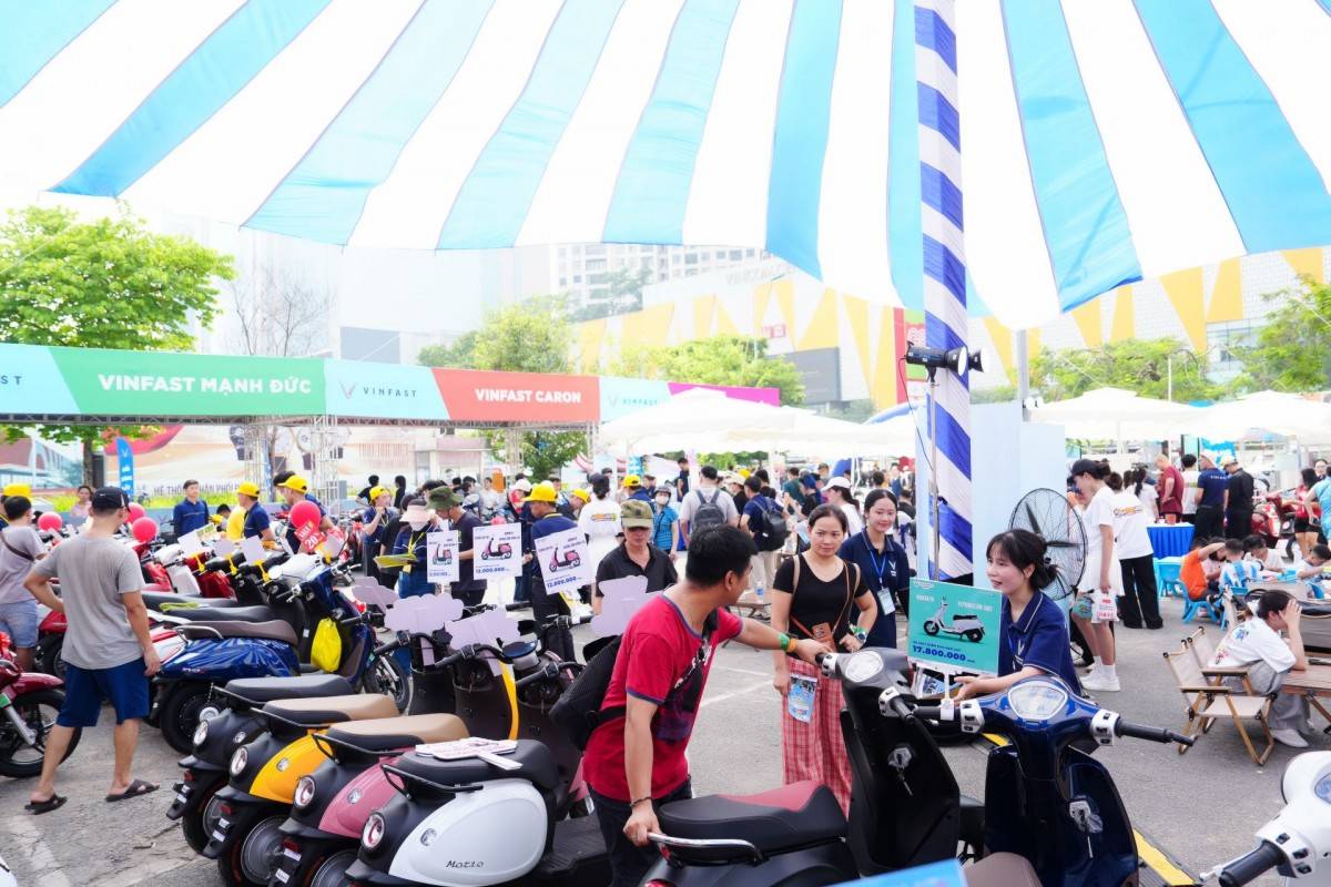 Sự kiện thu hút đông đảo người Hà Nội tham gia trải nghiệm và lên đời xe máy điện  Sự kiện thu hút đông đảo người Hà Nội tham gia trải nghiệm và lên đời xe máy điện