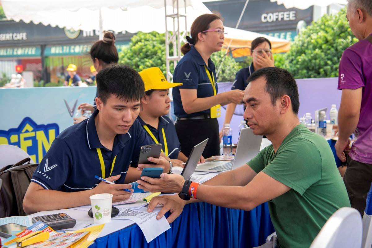 Anh Trần Mạnh Đô chốt đổi xe máy xăng để mua chiếc Evo Neo mà không cần lái thử. Anh Trần Mạnh Đô chốt đổi xe máy xăng để mua chiếc Evo Neo mà không cần lái thử.