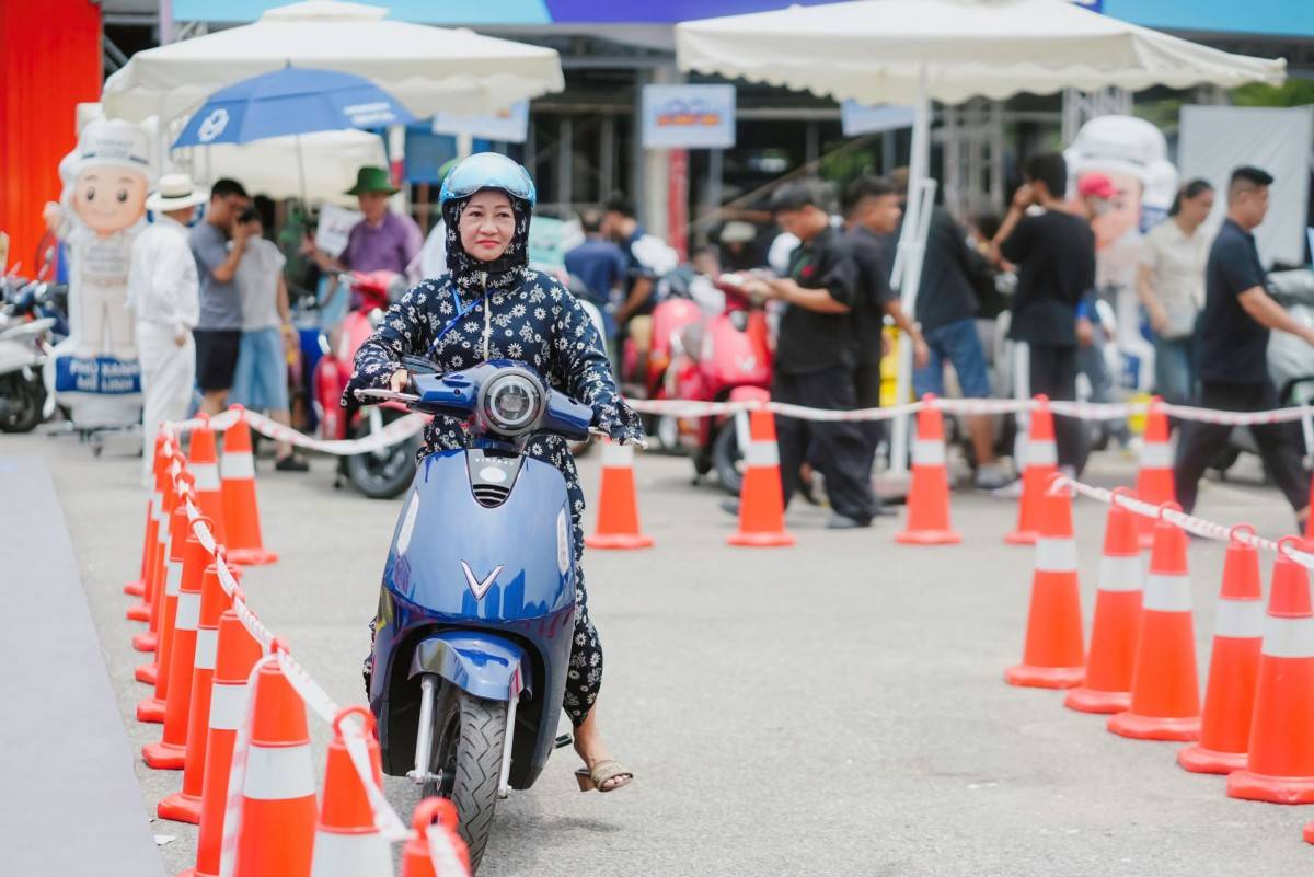 Khách hàng được trải nghiệm nhiều dòng xe máy điện VinFast. Khách hàng được trải nghiệm nhiều dòng xe máy điện VinFast.