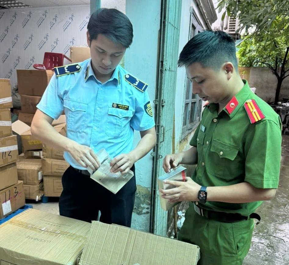 Bắt giữ kho mỹ phẩm có dấu hiệu nhập lậu ở Vĩnh Hưng (Hà Nội)