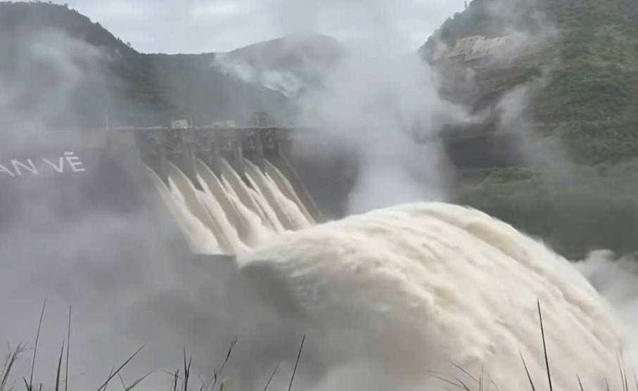 Thuỷ điện Bản Vẽ xả lũ