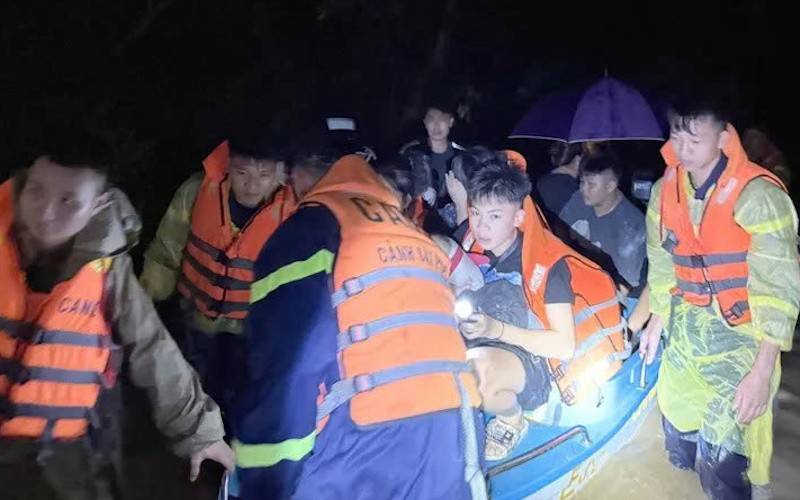 Lực lượng chức năng di dời người dân trong vùng ngập lụt nguy hiểm ngay trong đêm 22/7