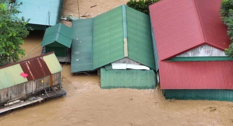 Cận cảnh nước lũ ngập sát mái nhà dân