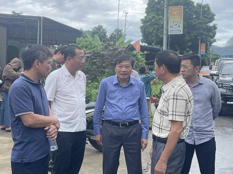 Chủ tịch UBND tỉnh Nghệ An Lê Hồng Vinh dẫn đầu đoàn công tác đi kiểm tra và chỉ đạo công tác ứng phó với lũ lụt do hoàn lưu bão số 3 gây ra