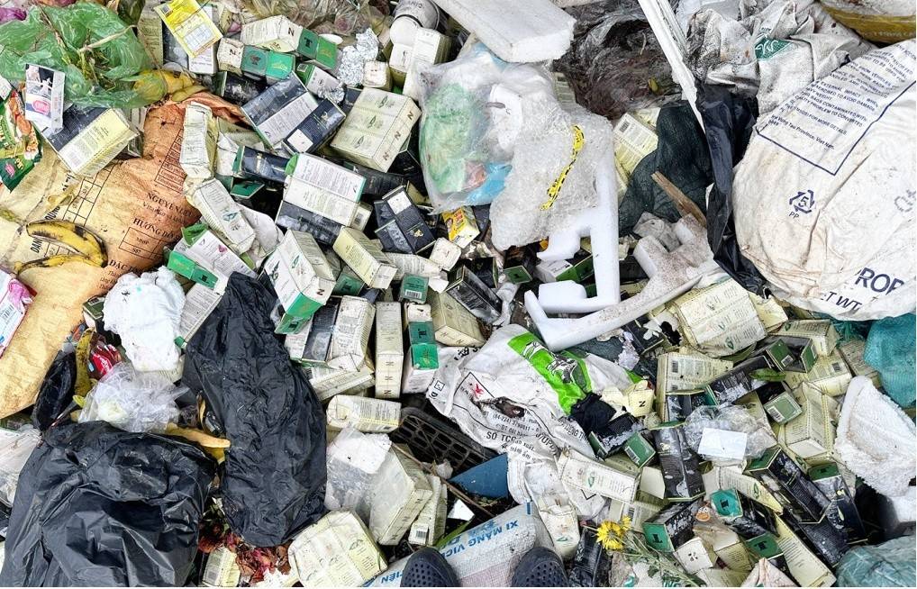 Mỹ phẩm gồm hàng trăm lọ kem trộn, tinh dầu, thuốc dưỡng tóc... bị vứt thành đống ven đường ở Đà Lạt, Lâm Đồng