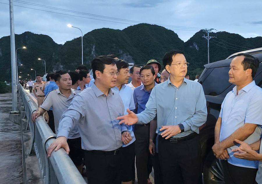 Phó Thủ tướng Chính phủ Mai Văn Chính trực tiếp kiểm tra và chỉ đạo công tác ứng phó, khắc phục hậu quả lũ lụt ở xã Con Cuông, tỉnh Nghệ An Phó Thủ tướng Chính phủ Mai Văn Chính trực tiếp kiểm tra và chỉ đạo công tác ứng phó, khắc phục hậu quả lũ lụt ở xã Con Cuông, tỉnh Nghệ An