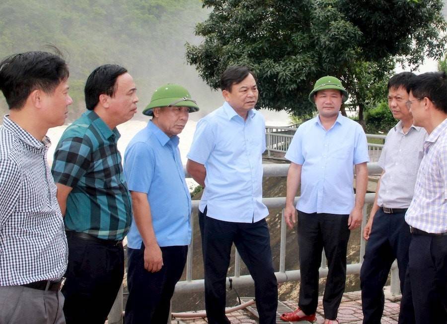 Thứ trưởng Bộ Nông nghiệp và Môi trường Nguyễn Hoàng Hiệp kiểm tra vận hành hồ chứa thủy điện Bản Vẽ Thứ trưởng Bộ Nông nghiệp và Môi trường Nguyễn Hoàng Hiệp kiểm tra vận hành hồ chứa thủy điện Bản Vẽ