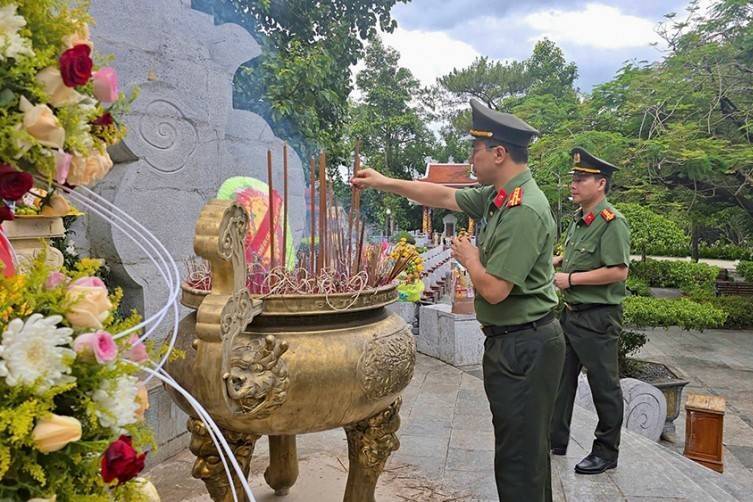 Cục An ninh nội địa tri ân các anh hùng liệt sĩ tại Quảng Trị