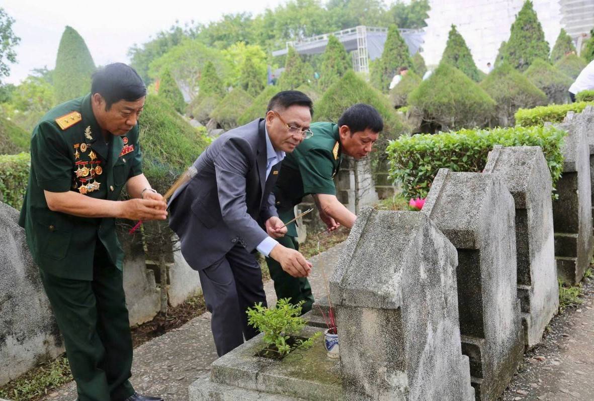 Doanh nhân Thanh Hoá dâng hương tưởng nhớ các anh hùng liệt sỹ