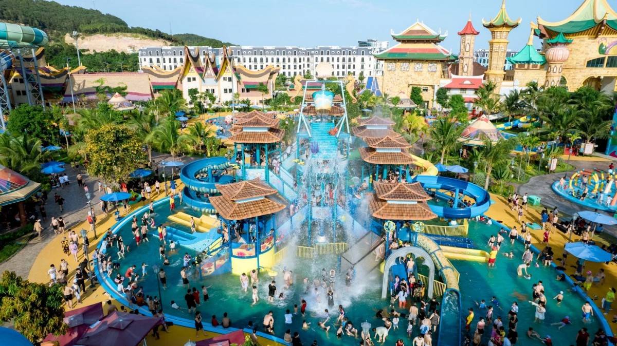 Công viên nước Thủy Tinh một trong những điểm đến hút khách dịp 30/4-01/5 vừa qua tại KDL Quốc tế Đồi Rồng