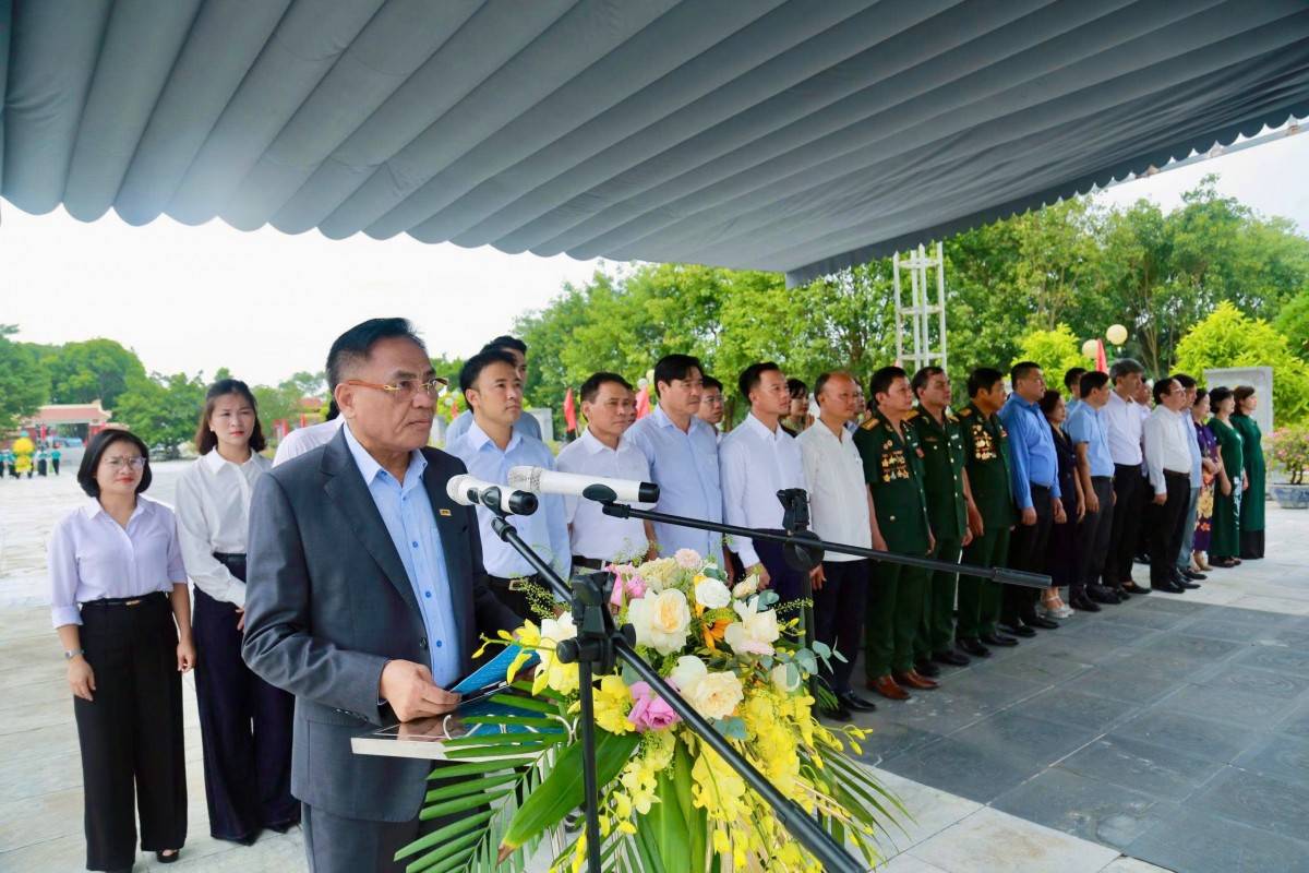 Đoàn Hiệp hội Doanh nghiệp tỉnh Thanh Hóa do ông Cao Tiến Đoan, Chủ tịch Hiệp hội Doanh nghiệp dẫn đầu, đã đến đặt vòng hoa, dâng hương các anh hùng liệt sỹ nhân ngày 27/7.