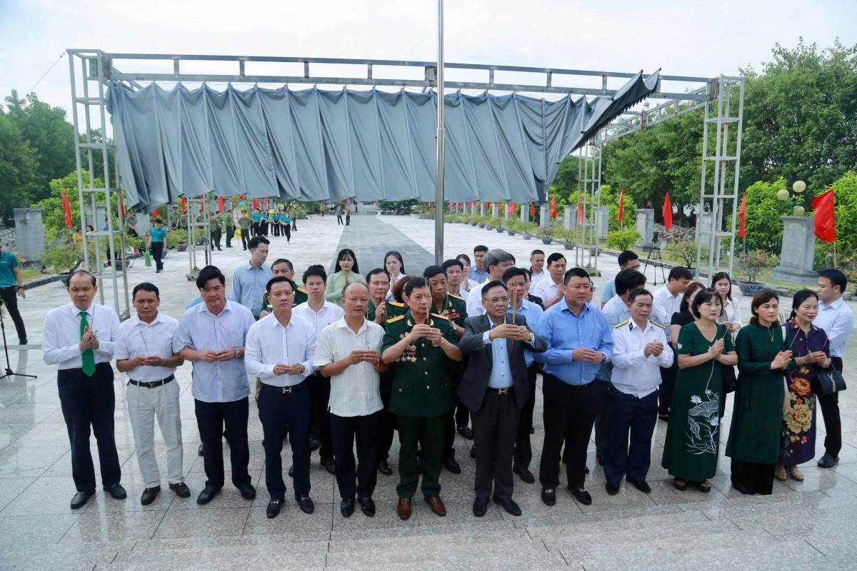 Doanh nhân Thanh Hoá dâng hương tưởng nhớ các anh hùng liệt sỹ