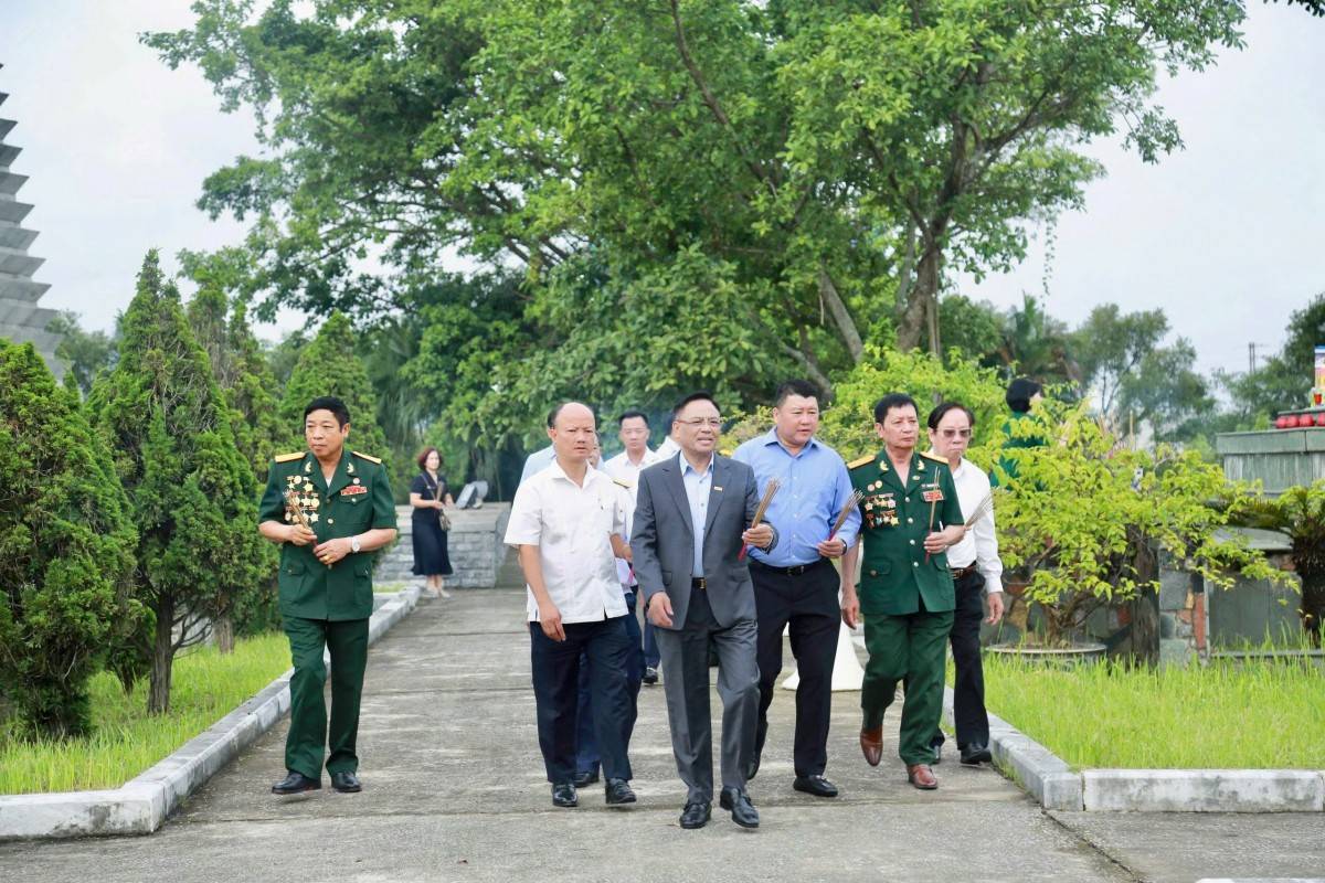 Doanh nhân Thanh Hoá dâng hương tưởng nhớ các anh hùng liệt sỹ