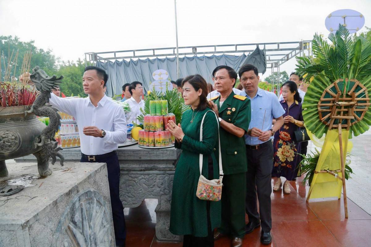 Doanh nhân Thanh Hoá dâng hương tưởng nhớ các anh hùng liệt sỹ