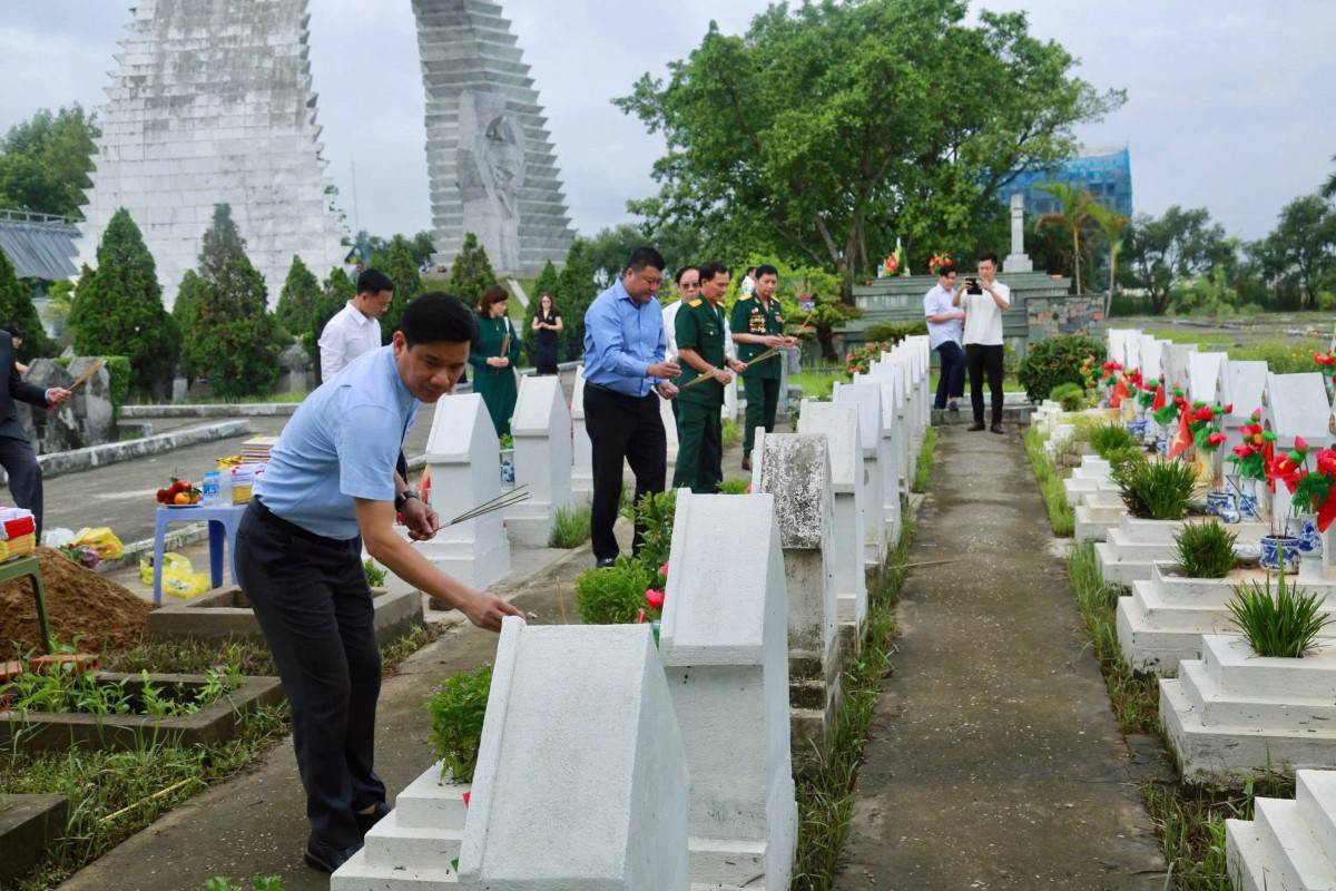 Doanh nhân Thanh Hoá dâng hương tưởng nhớ các anh hùng liệt sỹ