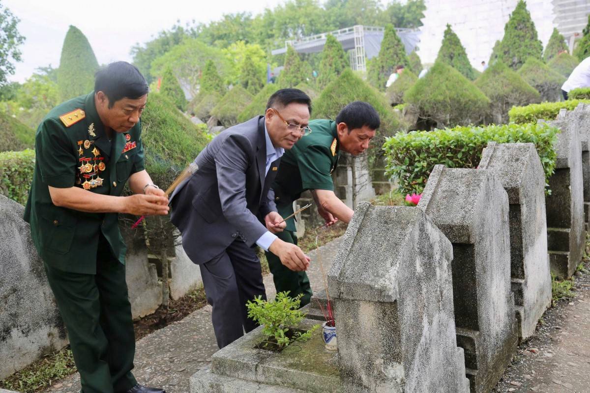 Các doanh nhân đã thắp hương lên từng phần mộ các anh hùng, liệt sỹ tại nghĩa trang liệt sỹ Hàm Rồng