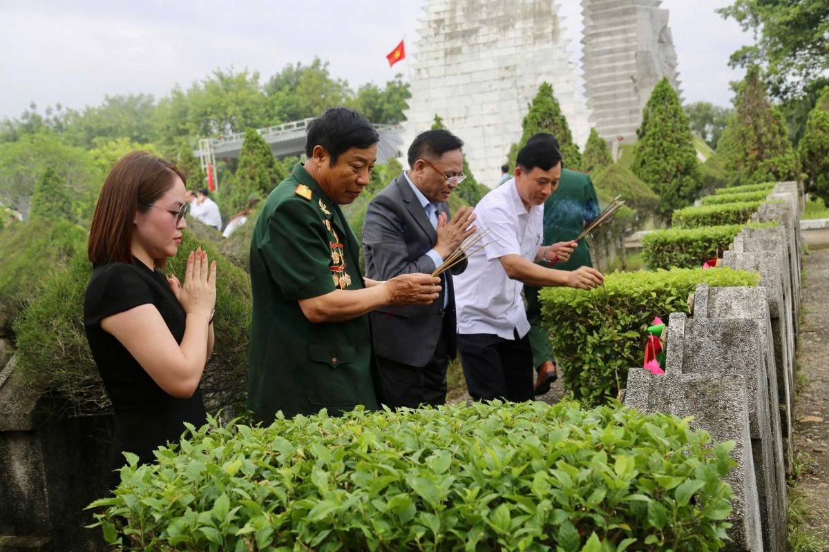 Doanh nhân Thanh Hoá dâng hương tưởng nhớ các anh hùng liệt sỹ
