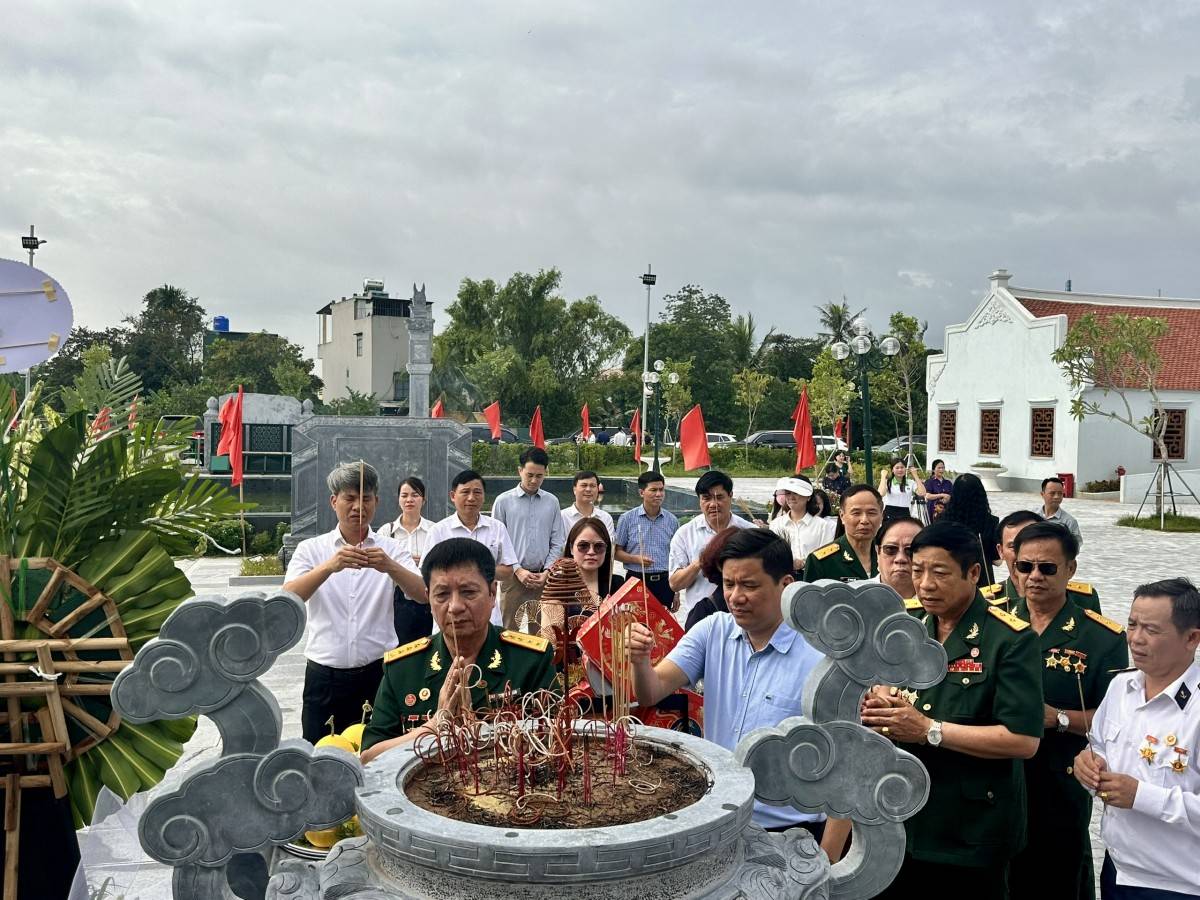 Khu tưởng niệm các giáo viên và học sinh hy sinh trên công trường đắp đê sông Mã.