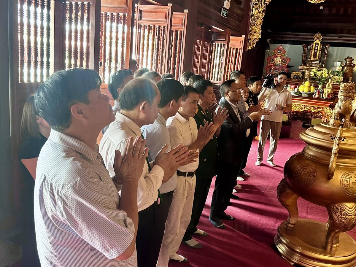 Doanh nhân Thanh Hoá dâng hương tưởng nhớ các anh hùng liệt sỹ