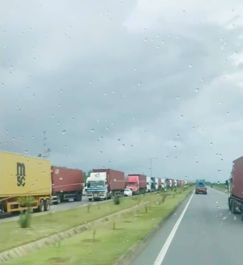 Cảng HATECO (Lạch Huyện) ùn tắc  khó khăn cho logistics, tiềm ẩn nhiều rủi ro  an toàn giao thông