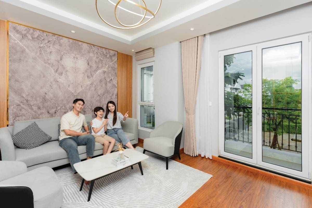 Cửa cao cấp Eurowindow được lắp đặt tại các vị trí tiếp xúc trực tiếp với thời tiết, giúp bảo vệ ngôi nhà hiệu quả trước sức gió lớn và chống nước mưa thấm vào nhà trong mùa mưa bão. Cửa cao cấp Eurowindow được lắp đặt tại các vị trí tiếp xúc trực tiếp với thời tiết, giúp bảo vệ ngôi nhà hiệu quả trước sức gió lớn và chống nước mưa thấm vào nhà trong mùa mưa bão.