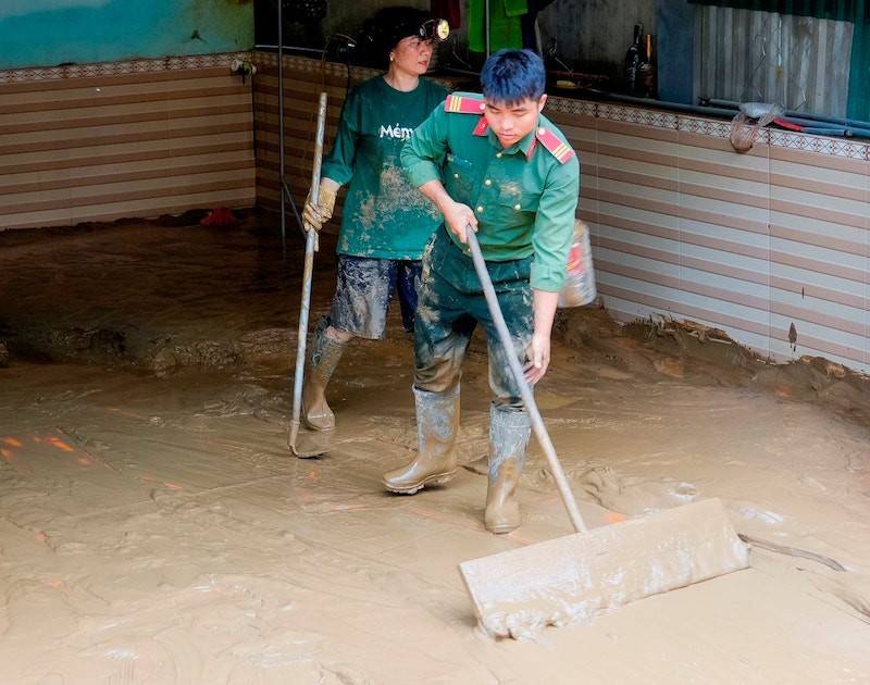 Lực lượng vũ trang đang nỗ lực giúp dân dọn dẹp bùn đất sau khi nước lũ rút Lực lượng vũ trang đang nỗ lực giúp dân dọn dẹp bùn đất sau khi nước lũ rút