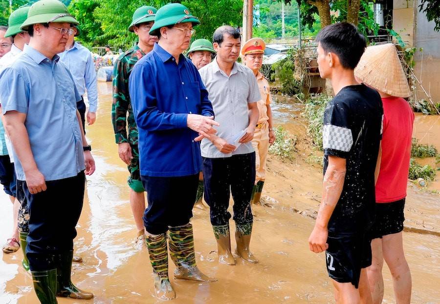 Phó Thủ tướng Chính phủ Mai Văn Chính thăm hỏi, động viên những gia đình bị ngập sâu tại xã Con Cuông (Nghệ An) Phó Thủ tướng Chính phủ Mai Văn Chính thăm hỏi, động viên những gia đình bị ngập sâu tại xã Con Cuông (Nghệ An)