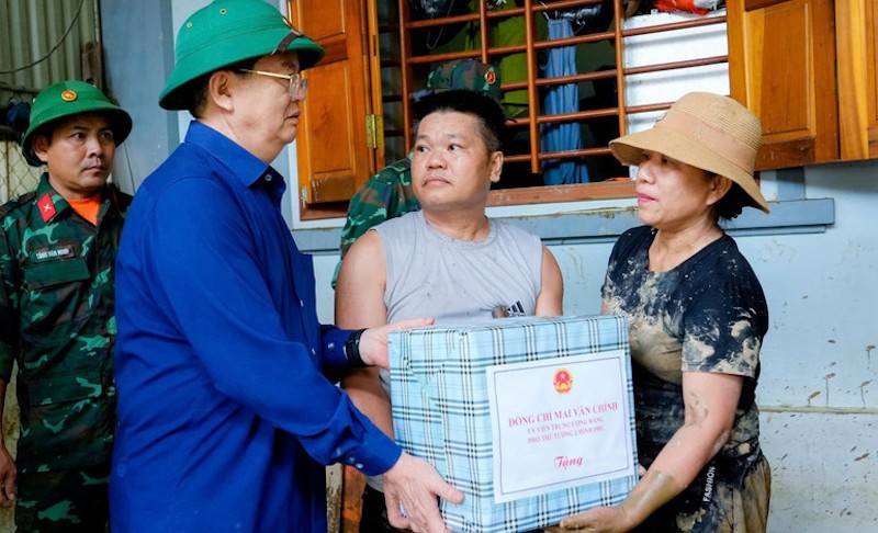 Phó Thủ tướng Chính phủ Mai Văn Chính tặng quà, động viên các hộ gia đình bị ngập lụt sớm vượt qua khó khăn, ổn định cuộc sống. Phó Thủ tướng Chính phủ Mai Văn Chính tặng quà, động viên các hộ gia đình bị ngập lụt sớm vượt qua khó khăn, ổn định cuộc sống.