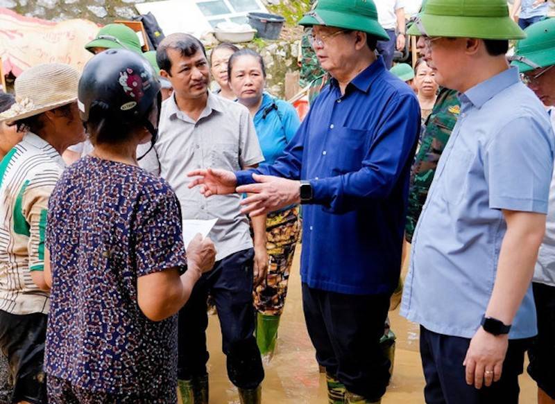 Phó Thủ tướng Mai Văn Chính đến thăm hỏi, động viên những gia đình có nhà bị ngập sâu tại thôn Tân Liên, xã Con Cuông (Nghệ An) Phó Thủ tướng Mai Văn Chính đến thăm hỏi, động viên những gia đình có nhà bị ngập sâu tại thôn Tân Liên, xã Con Cuông (Nghệ An)
