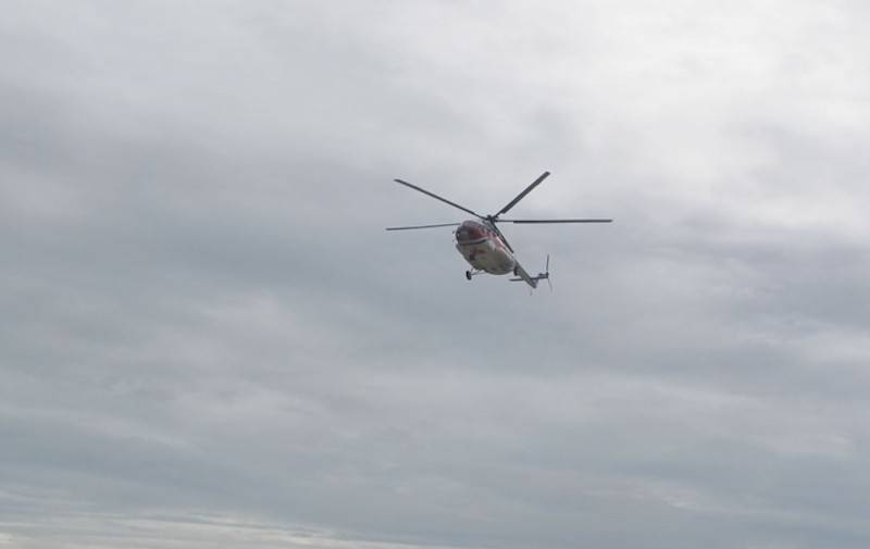 Máy bay trực thăng đang tếp tế nhu yếu phẩm cho người dân đang bị nước lũ cô lập Máy bay trực thăng đang tếp tế nhu yếu phẩm cho người dân đang bị nước lũ cô lập