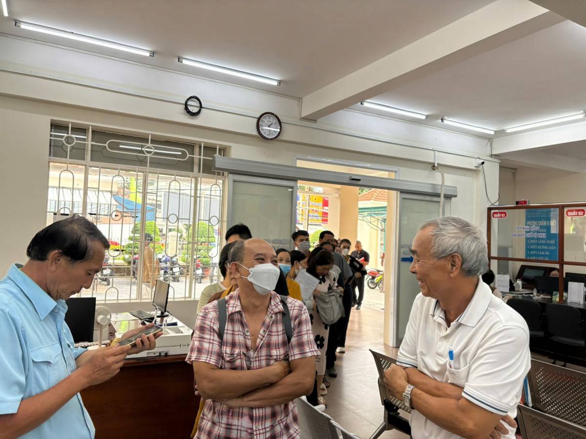 Người dân tới UBND phường Vũng Tàu làm việc với tinh thần vui vẻ, cởi mở và đón nhận